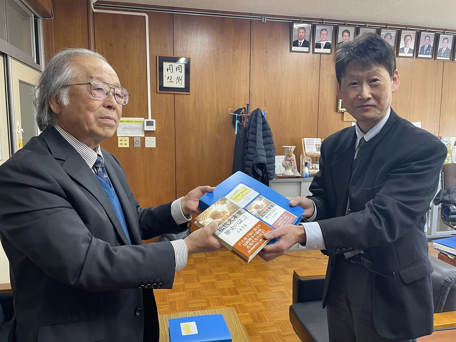 松代大本営に関する書籍の点字本を長野盲学校に寄贈しました