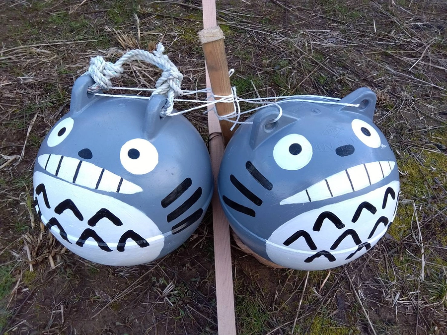 3月7日　学校横の看板を飾り付け