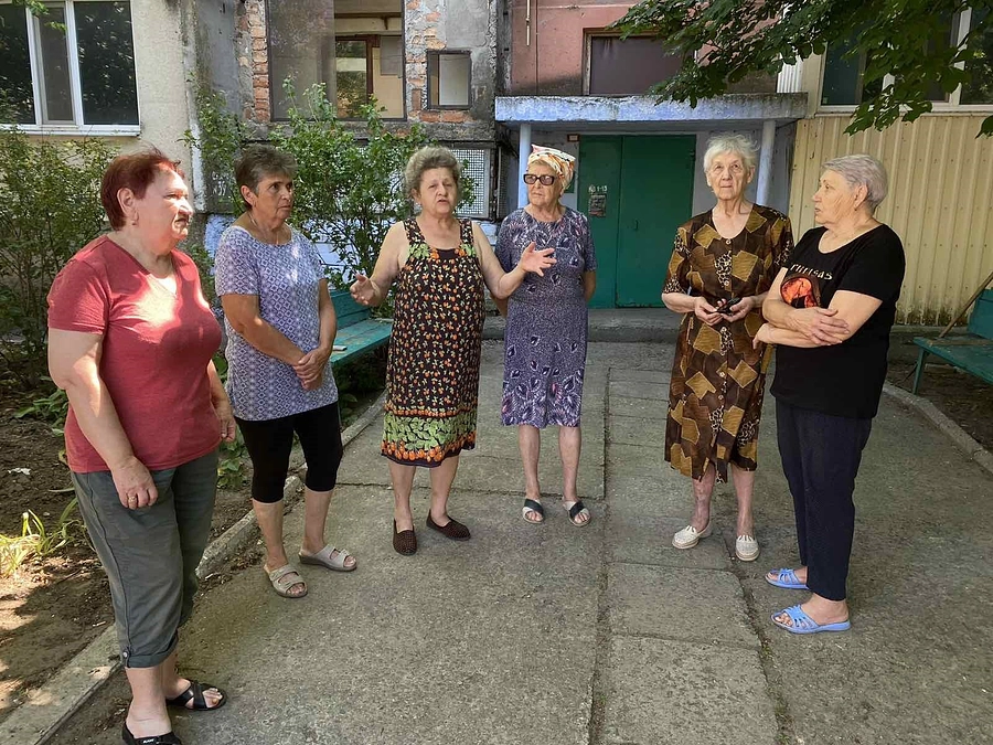 故郷に留まり、残されたものを守る高齢者たち