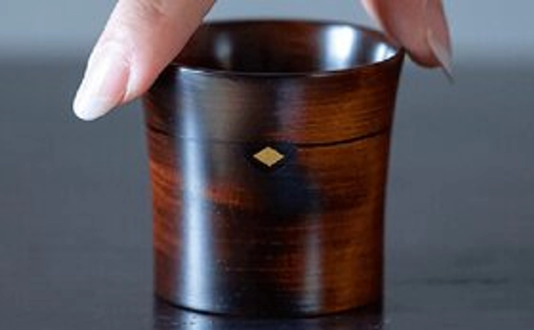 秀衡塗り栃ぐいのみ(木目)をお送り致します。