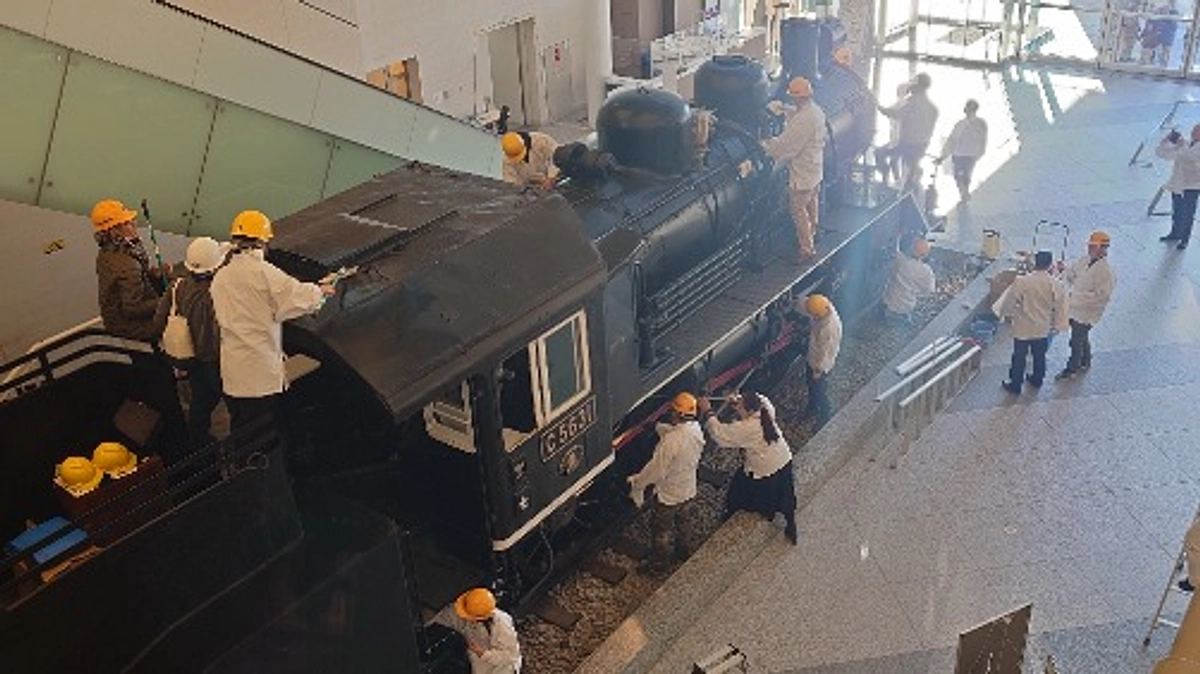 遊就館開館へ向けて～崇敬奉賛会青年部「あさなぎ」による大型展示物の清掃奉仕の様子