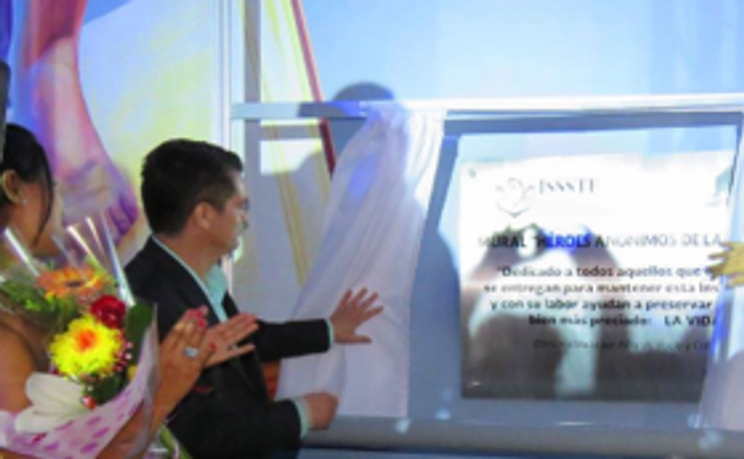 記念壁画に設置される記念プレートに名前が刻まれます。支援額によって字の大きさが異なります（小）