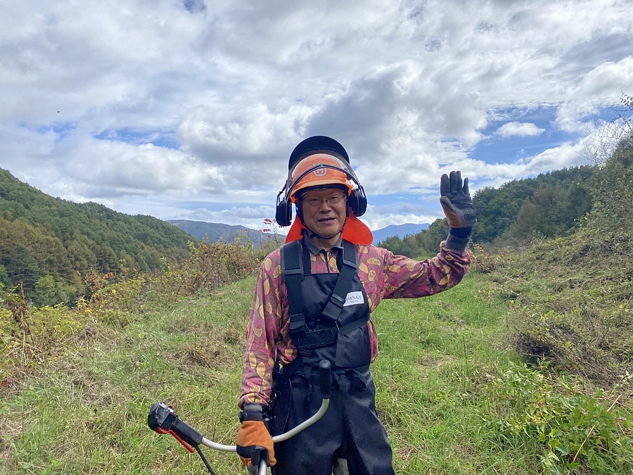 ゲレンデの草刈り進行中です