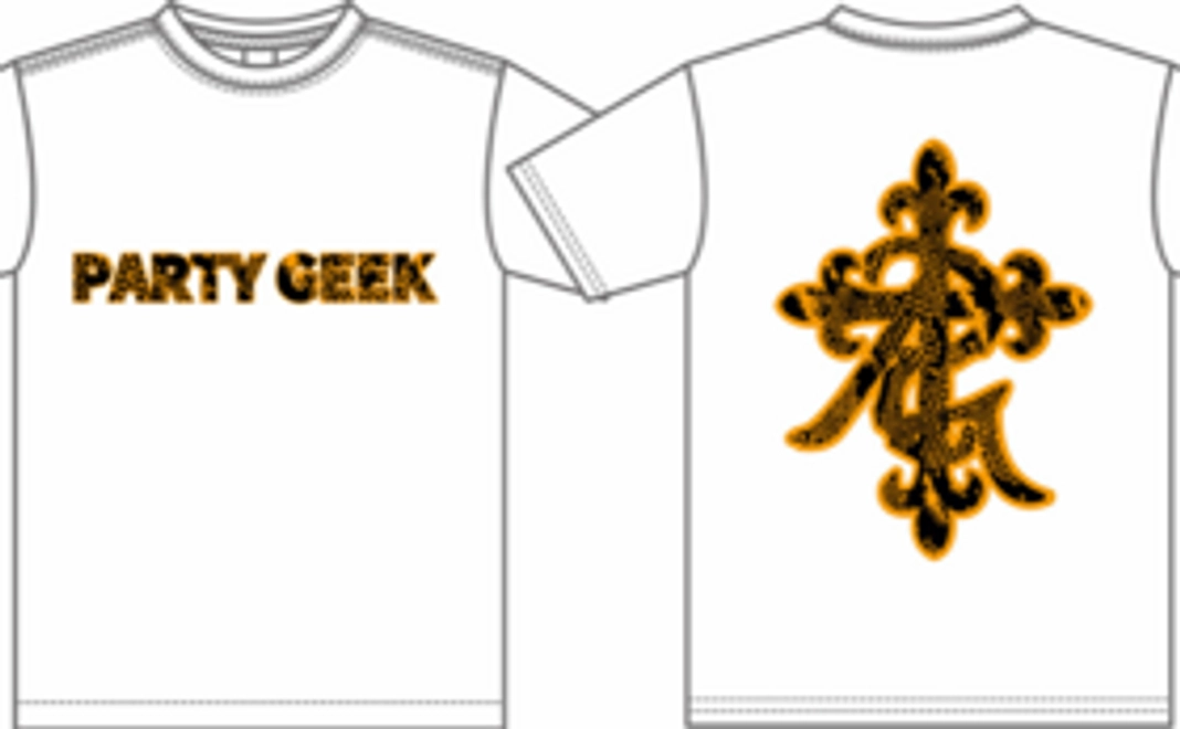 白Tシャツ、蛍光オレンジロゴ