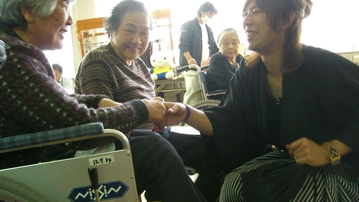 全国1000公演ホスピタルライブ！病院や高齢者施設に歌を贈る