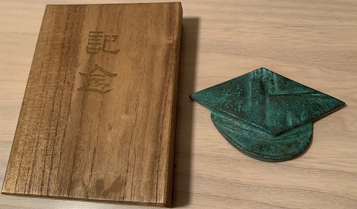 【12月9日】応援部倉庫から発見された角帽グッズ！…文鎮？？