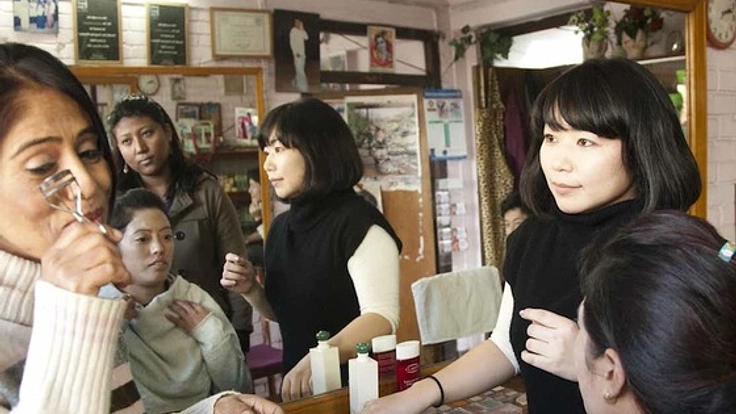 ネパールで売春宿から保護された女性達にメイクアップ職業訓練を