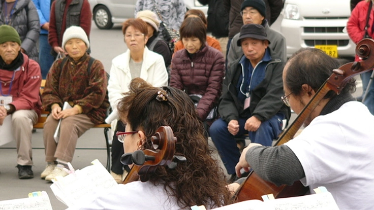 1000チェロ参加者が沿岸被災地にバス5台で生の音色を響かせに！
