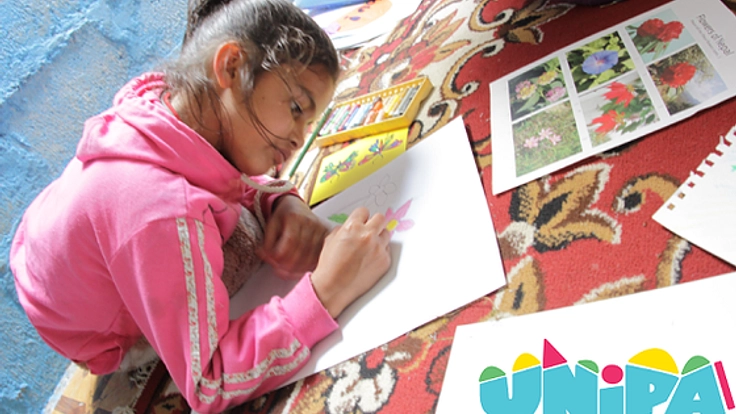 机が少ないネパールの子供40人に机代わりとなる画板を届けたい