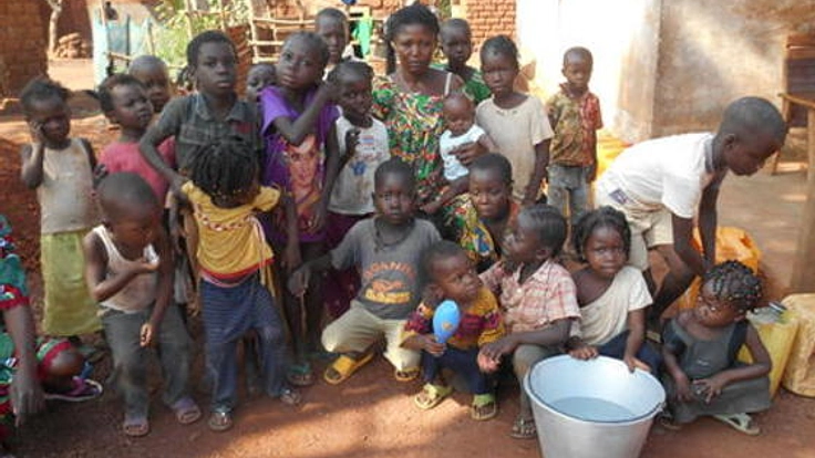 内戦後の中央アフリカにて、栄養失調児の母達に農業での自立を！