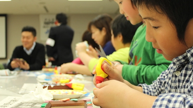 子供達とガレキで写真立てを作り、東日本大震災を次世代に伝える