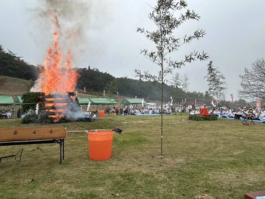 年一回の柴燈大護摩供を厳修