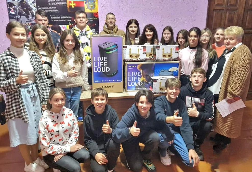 ウクライナの学校にイベントで必要なマイクやスピーカーが届きました