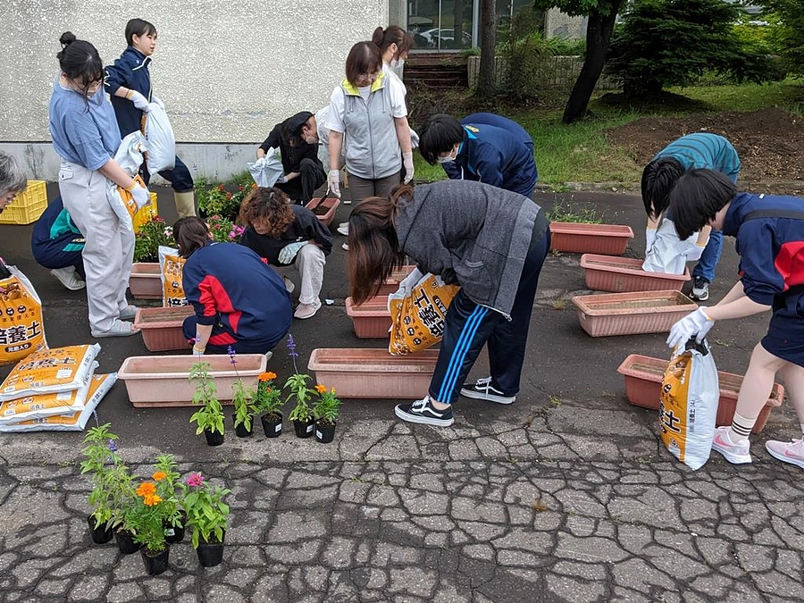 地元高校生と駅を彩る！花いっぱい運動