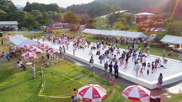 山形県中津川で３０年続く「真夏の雪祭り」で地区ににぎわいを！