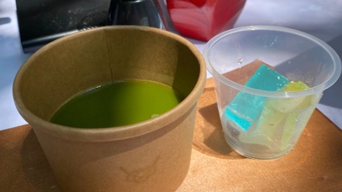 鎮守の森に小さなお店が出店しています。