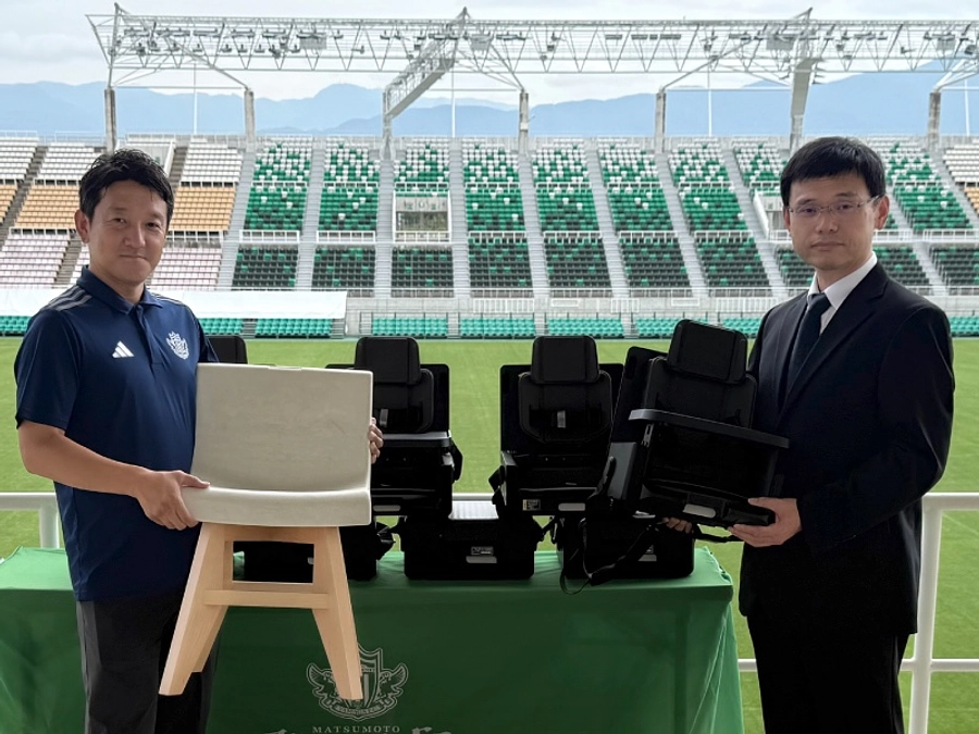 ポータブルチェアを寄贈しました