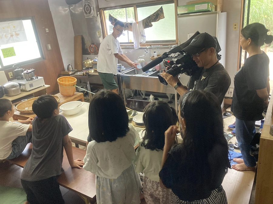 本日10月3日（火）、18時15分から竹林のスコレーの取材が放送されます。