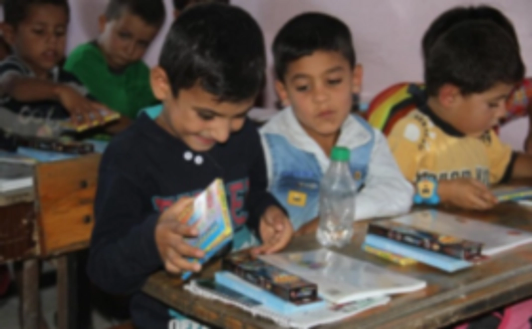 シリア難民キャンプの車椅子が必要な４人の人に日本製中古車椅子を贈ります。ご支援がすべて活動に使われます。