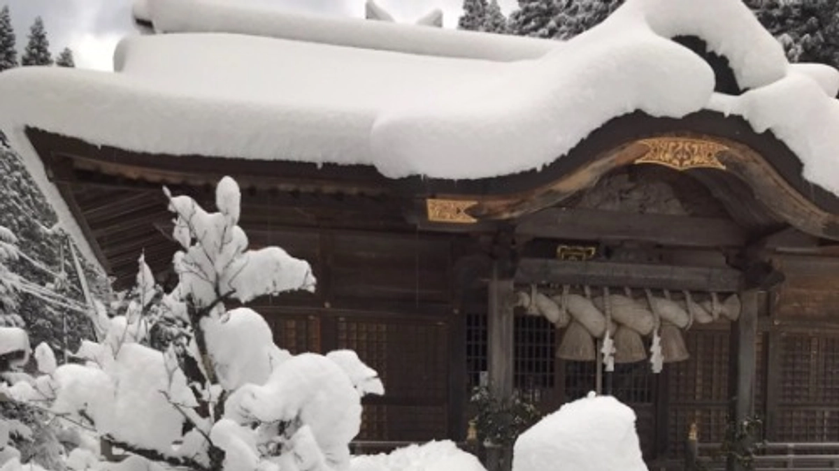 ❄日南町霞神社も大雪ですっぽりと覆われています！