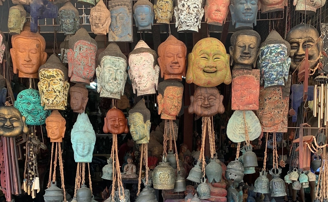 カンボジアの顔の置き物（木彫り）