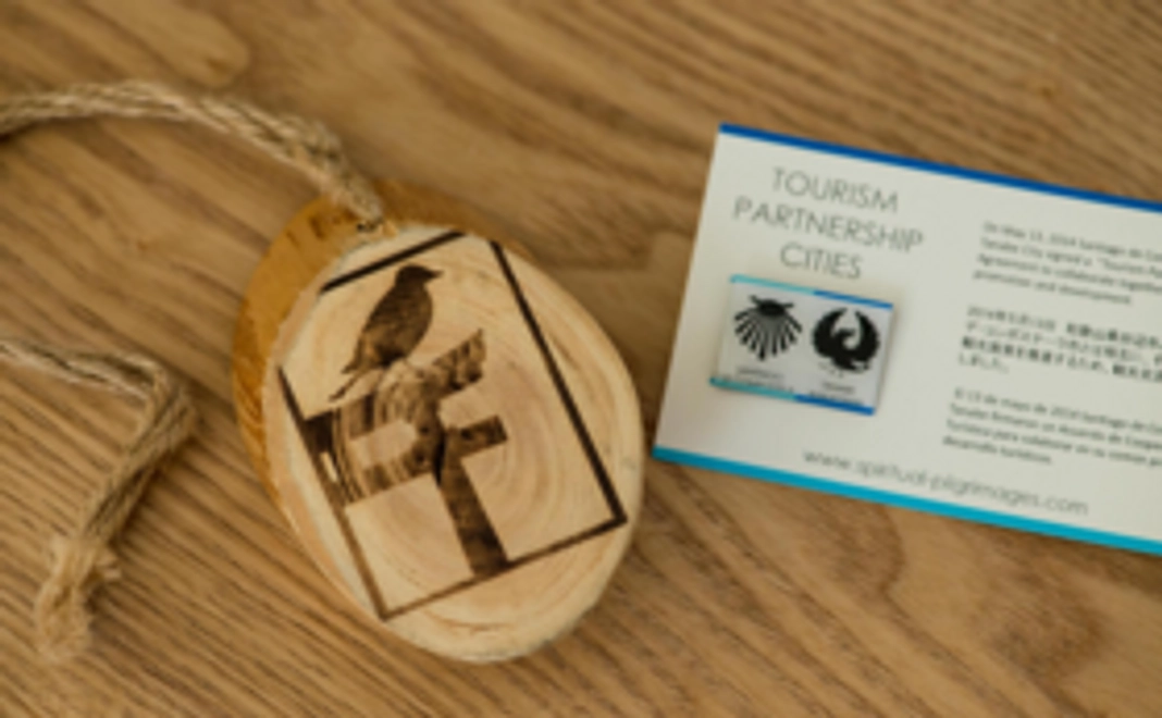 【お礼の気持ちを込めて】巡礼ピンバッジとサイン入り木札をお届け