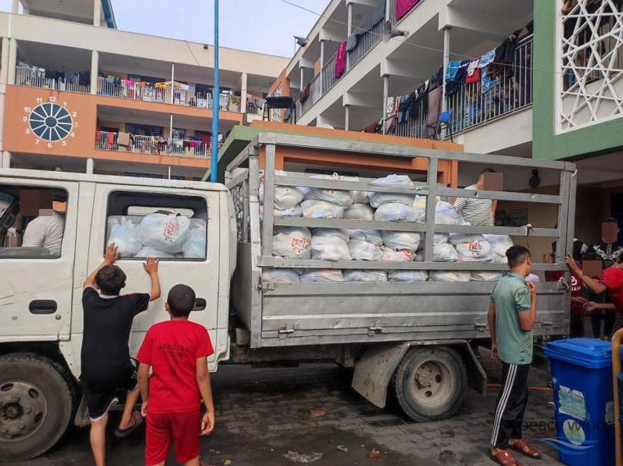 ガザ市の避難民に食料を届けました