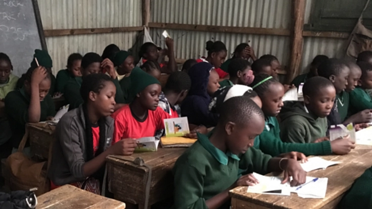 ケニアのスラムにある学校に 安心して使えるトイレを作りたい！