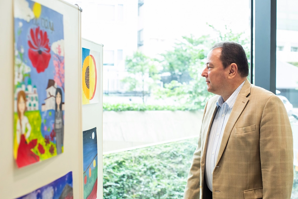 ウクライナの子どもたちの作品を展示中