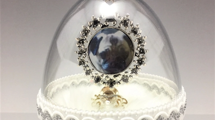 亡きペットのため、笑顔を見せてあげられる骨壺を制作したい。