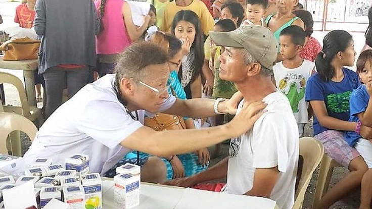 フィリピンの人たちを笑顔に！医療とマジックショーを届けたい