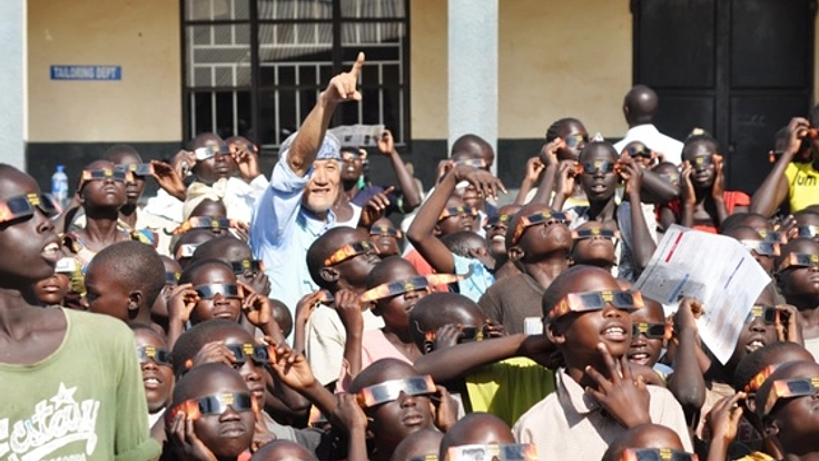 皆既日食観測用の日食グラスを送る費用などが足りません。