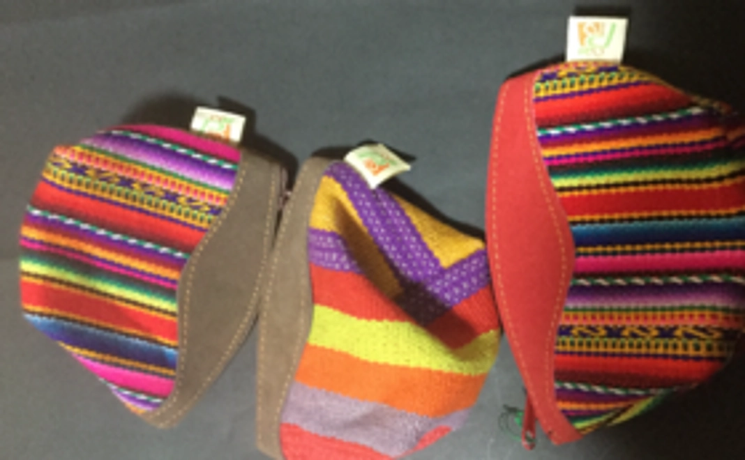 ペルー産の革製小銭れと人形ブローチ