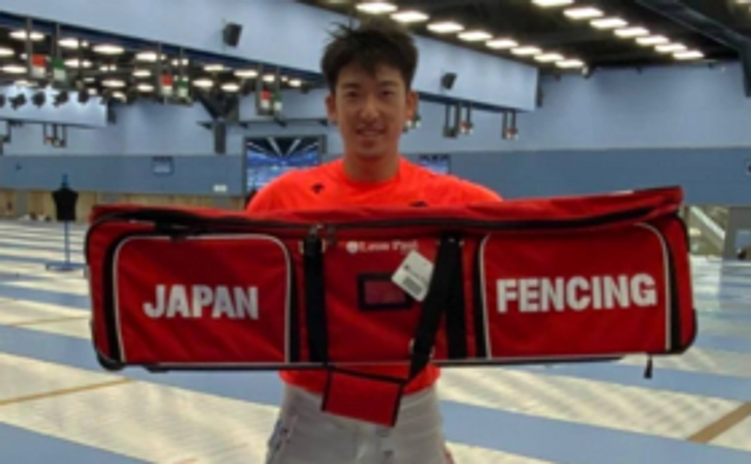日本代表フェンシングバッグ（ご希望の個人選手の直筆サイン入り）をお届けします