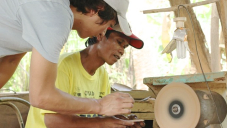 台風被害から立ち上がる！レイテ島にマホガニーの食器で雇用を