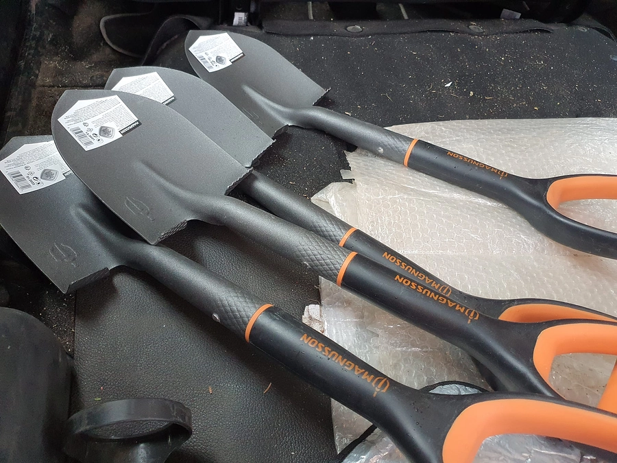 ウクライナに送るショベルを購入