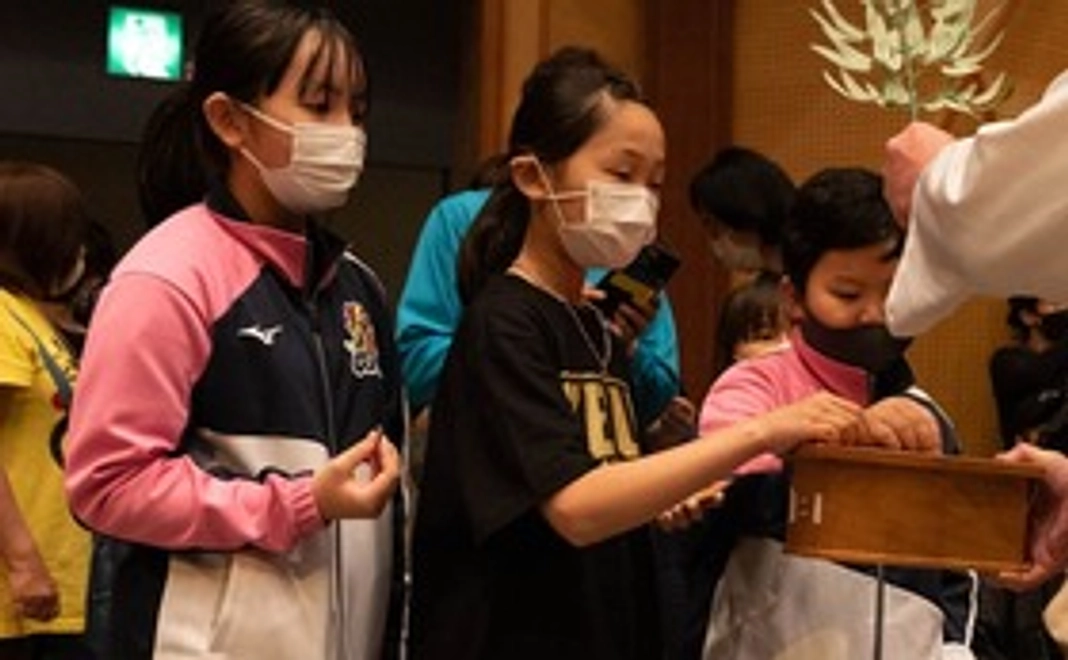 大阪プロレス所属レスラーのサイン色紙の贈呈を受けてワンフェスを応援するコース