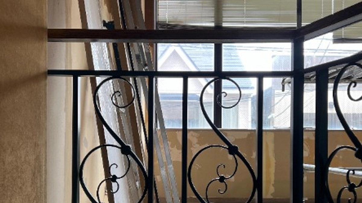 【工事進捗】壁紙剥がし、床剥き出し、手すりの塗装、そしてスタディテーブルの設計。