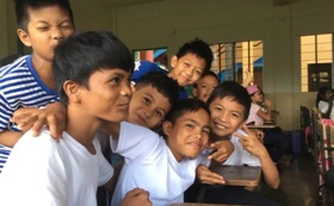 子どもたちや町の風景の写真のポストカードをお届けします