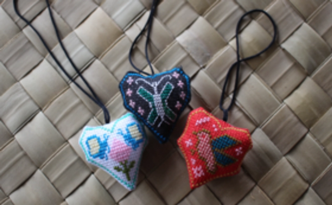 【モン族伝統の刺しゅうギフト】ハートストラップコース