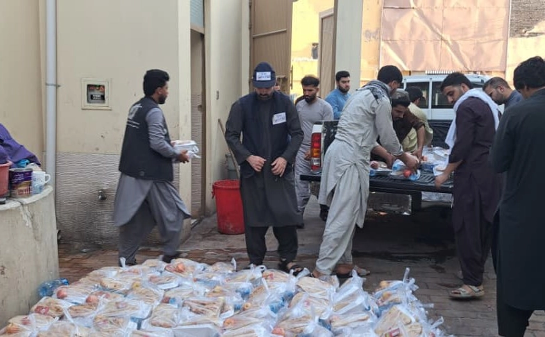 食料配布などの支援活動を進めています