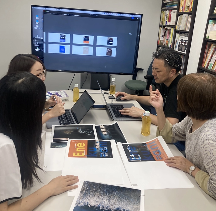 表紙デザインの編集会議を行いました