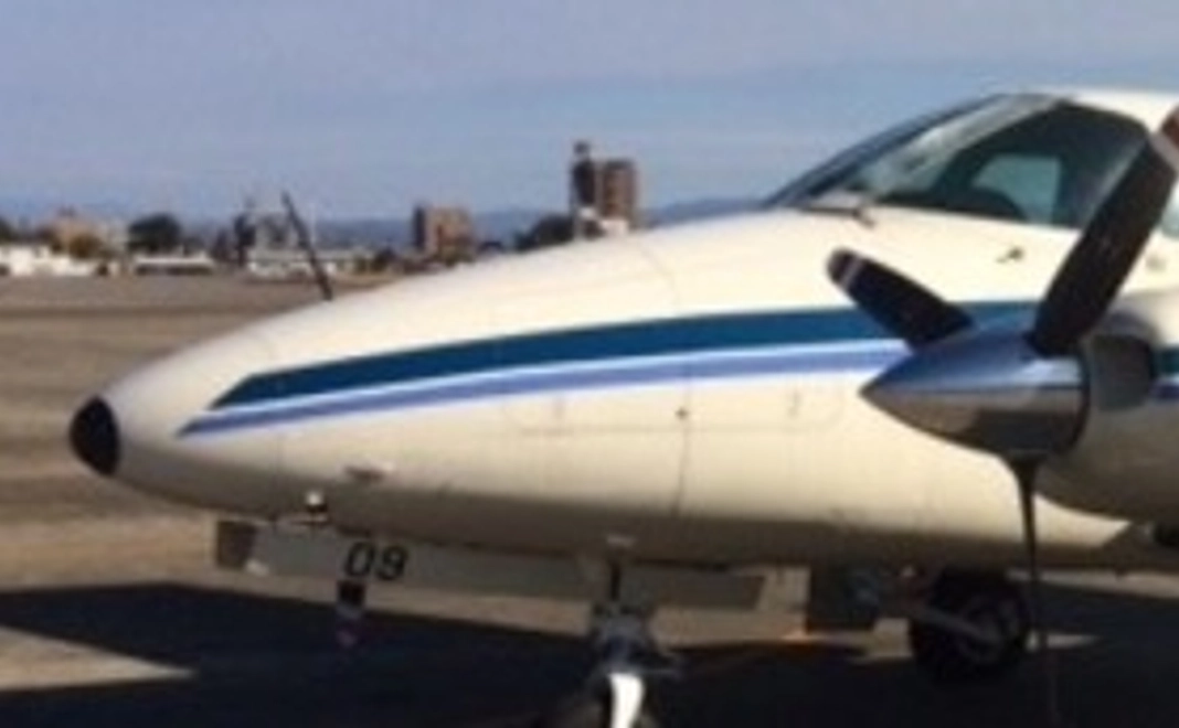 機体に支援者のお名前シールを張りフライトします