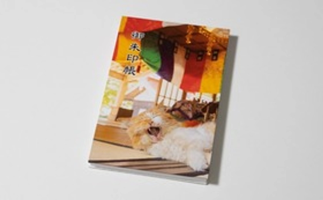 写真集内の写真を使ったオリジナルの御朱印帳１冊（サイン入り）と、ポストカード５枚組を届けます。