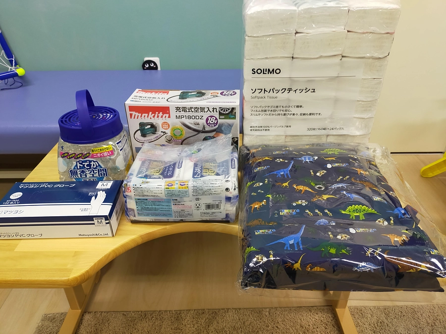 アマゾンほしいものリストより手袋、ウェットシート、ティッシュ、消臭剤、防災頭巾、空気入れを頂きました