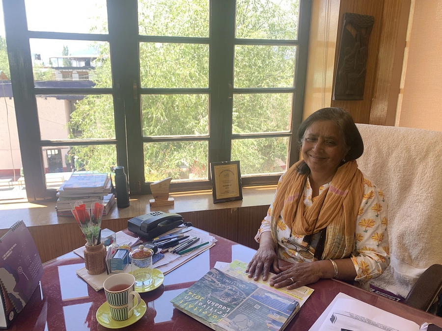 ラダックの教育者とアートについて語り合う