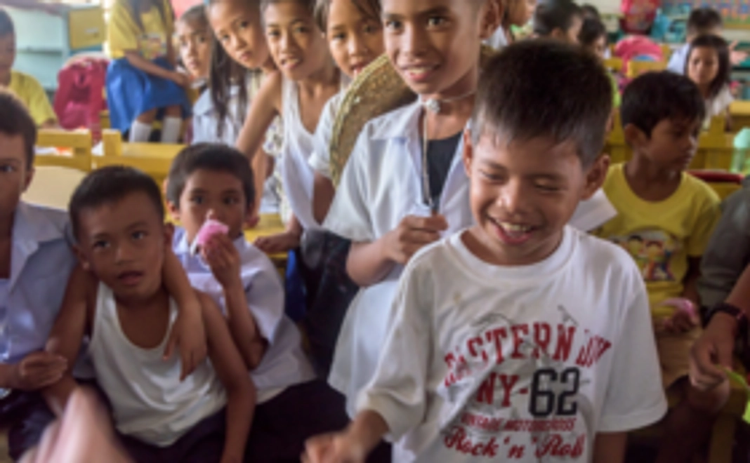 記念横断幕にお名前記載＋現地の子ども達からの感謝状