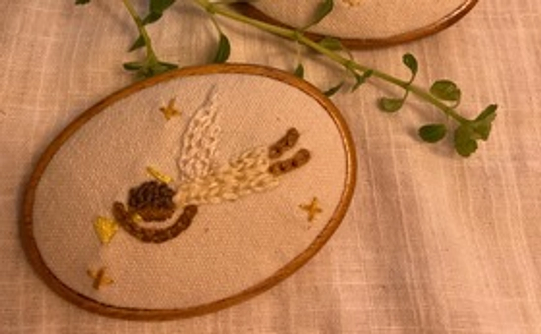天使の刺繍のブローチ（黄色い服の天使）