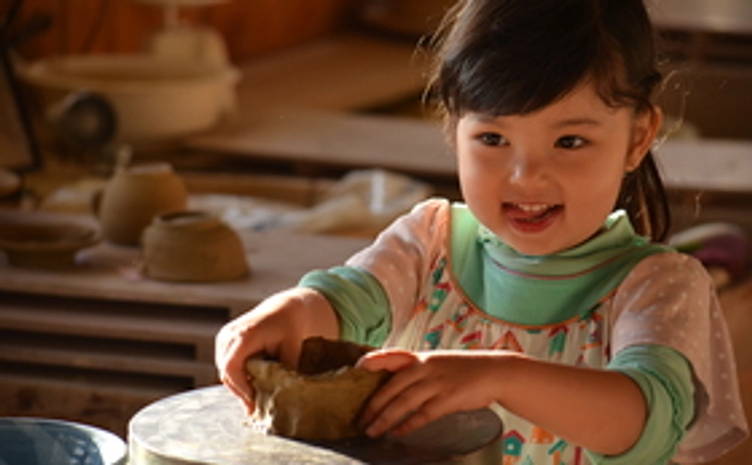 【本の世界 子ども陶芸展を応援！】パンフレットで子ども達の作品一覧をご覧いただき、その中からあなたの1票を！