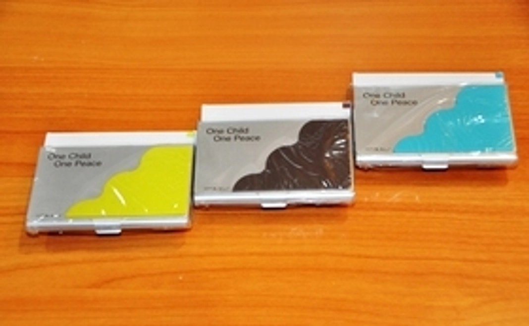 【名刺入れ】と【現地の民芸品A】